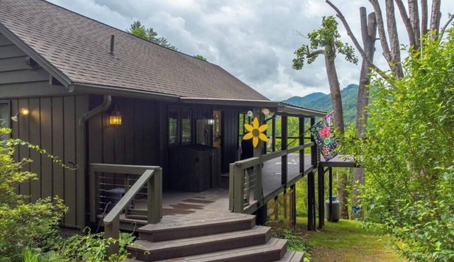 Kings Landing Stunning Mountain Views, 3BR Cabin w/Decks, 10 Min to Franklin