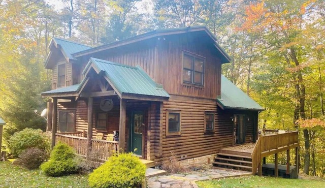 Knotty Dog Lodge- Hot Tub, Fire Pit, Pet Friendly!