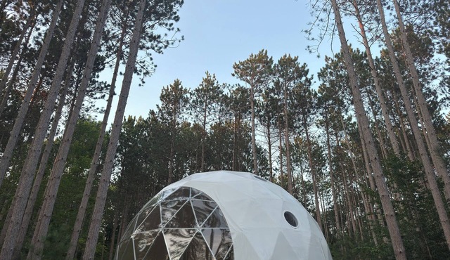 Löyly Luxury Dome, Hot Tub, Sauna, Plunge, King, Queen, Kitchen, Sleeps 4, N. MI