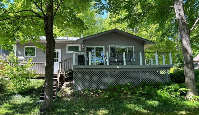 Lake Ann, MI cozy waterfront cottage, quiet surroundings, private beach & dock