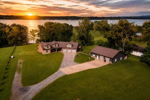 Lake Dock - Hot Tub with Game Room and Guest Suite