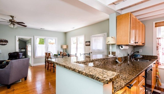 Lake Escape - Private Hot Tub - Short Walk to Beautiful Berrien Street Beach 🏖️☀️😎