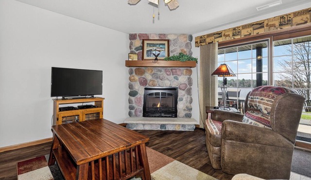 Lake front Eagle River Chain of Lakes with indoor pool and jacuzzi!