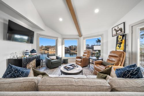 Lake Hamilton Lakefront Retreat