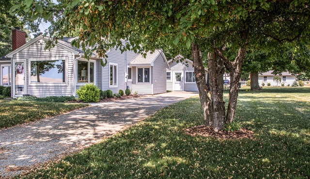 "Lake Haven" Cottage & Guest House, sleeps 8. Silver Lake frontage, Dune views.