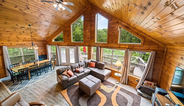 Lake It Easy Lakefront w/double dock + hot tub