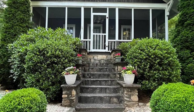 Lake Junaluska Cottage w/Kayaks, Fire Pit & Screened Porch