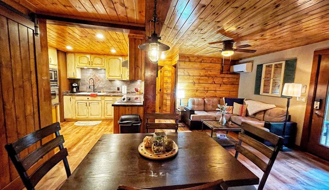 Lake Life Love: Cute 2BR Hideaway on Tranquil Mirror Lake!"