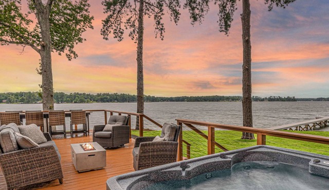 Lake Murray Lake House with Panoramic Views, Kayaks & Hot Tub. Kids play shed!