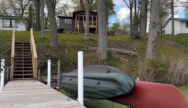 Lake Palestine Paradise. Charming 2-bedroom, 1-bath cottage in Warsaw.