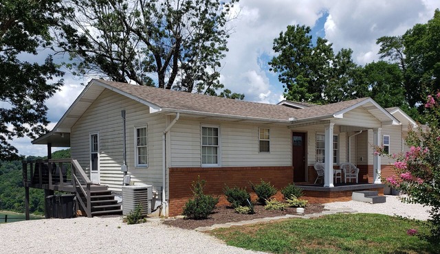Lake View/3 Bedroom Townhome Sleeps 6-8/Close To Lee's Ford Marina
