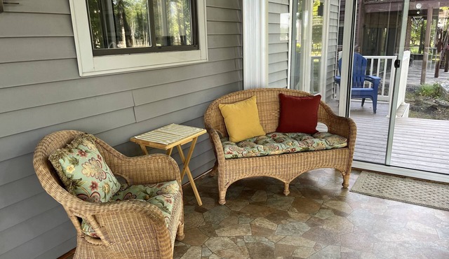 Lakefront Getaway – waterfront, adjacent beach, amazing sunsetsn
