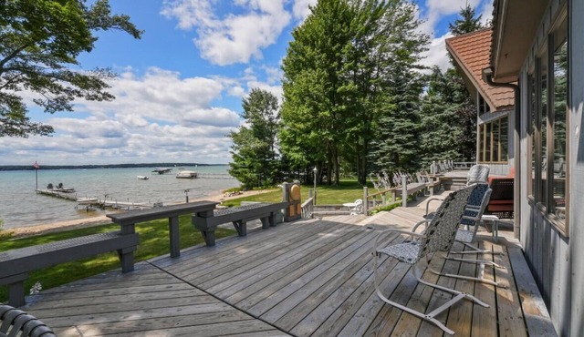 LAKEFRONT HOME w BEACH @ HIGGINS LAKE!