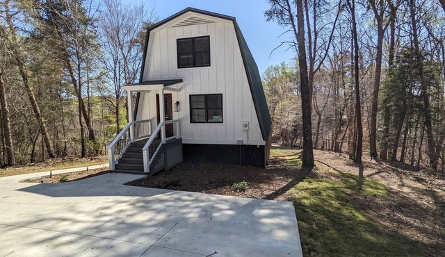 Lakefront Home w/ sundeck over the dock.