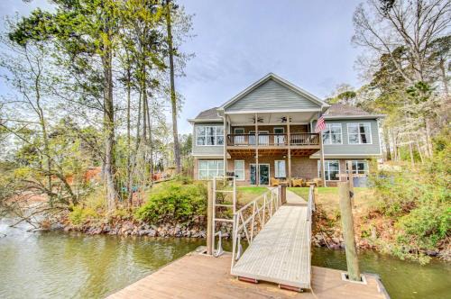 Lakefront Leesville Retreat w/Private Dock!