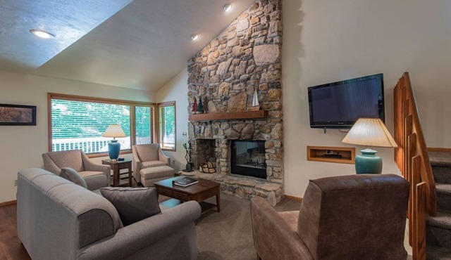 Lakefront Living: 2BR Condo with Fireplace & Hot Tub at The Rushes