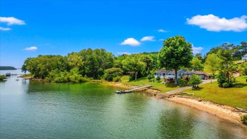 Lakefront Mountain Oasis