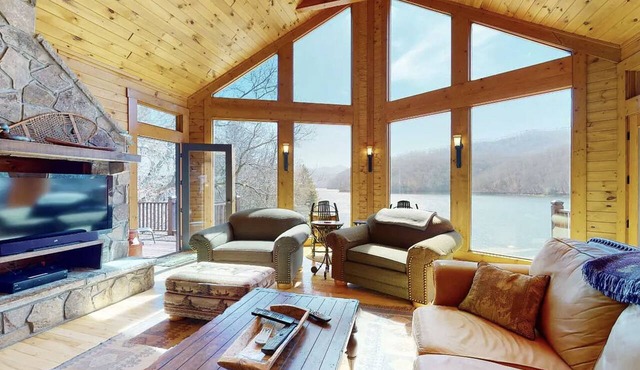 Lakefront Refuge: Cozy, Private Home and Dock on the Pristine Lake Nantahala
