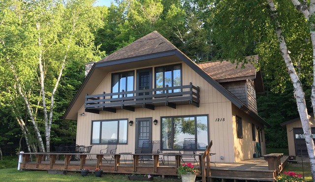 Lakefront Cottage on the South Shore of Crystal Lake