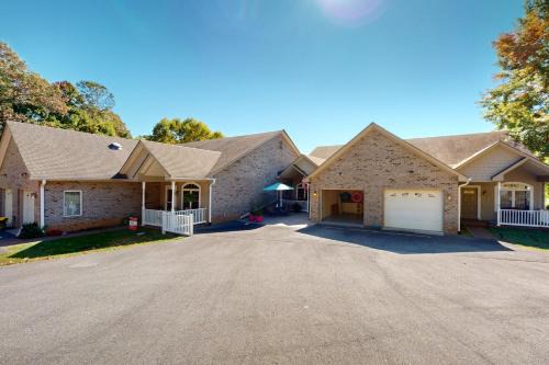 Lakeshore Glenn - Spacious home w/shared pool, tennis & basketball courts