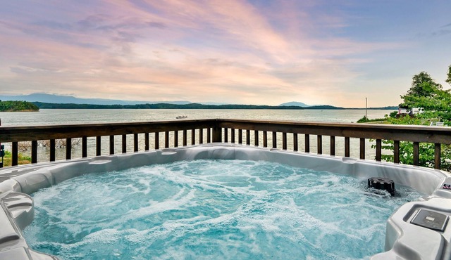 Lakeside Cottage - Lake View / Mountain View / WiFi / Fireplace / Hot Tub