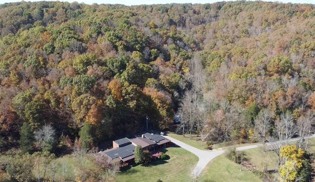 Lakeside Lodge in Tennessee nature with sauna and hot tub available