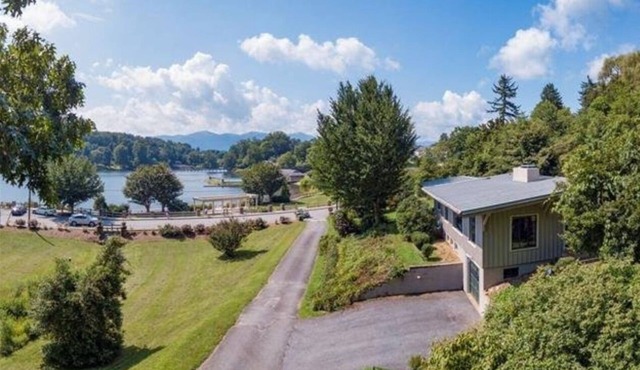 Lakeside Retreat at The Ginkgo Cottage - Location, location, location