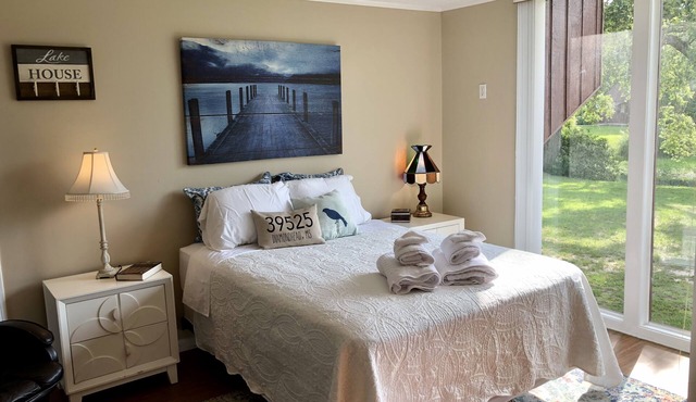 Lakeside studio - Affordable Month to Month, Golf, Pools, Quiet