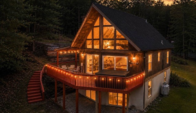 Lakeview Chalet + Hot Tub, 120” screen