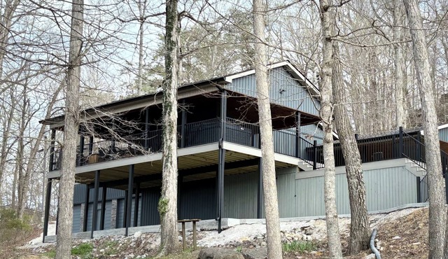 Lakeview Landing - Newly Remodeled Beautiful Lakefront Home With Dock