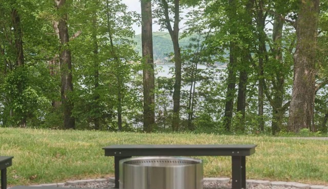 Lakeview Legacy~Holmes Bend Marina~Walk to Lake