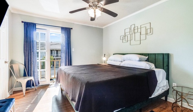 LALALAND -2 master suites, king bed, comfort & location “No chores” at checkout