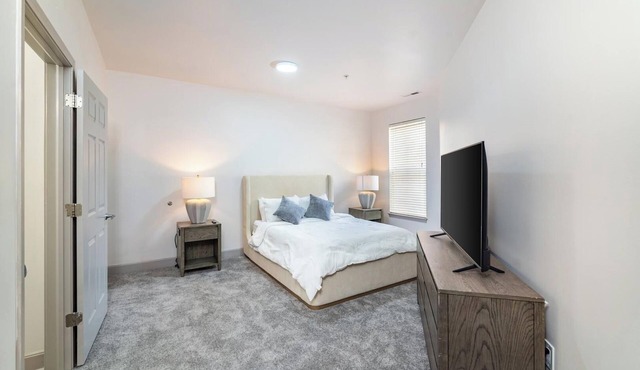 Landing | Beautiful 2BD, Gym, Pool