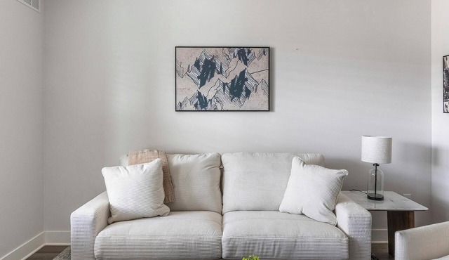 Landing | Beautiful 2BD, Courtyard, Clubhouse