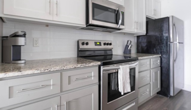 Landing | Chic 2BD, Clubhouse, Pool