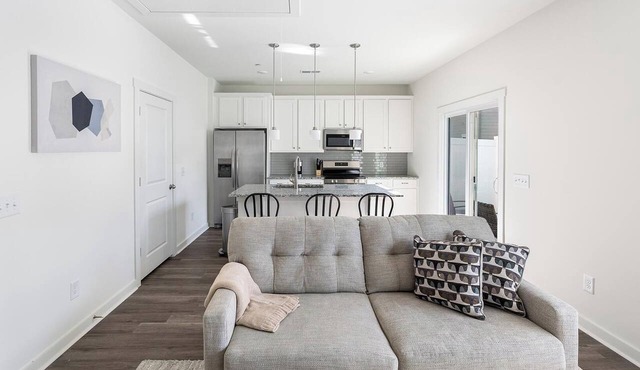 Landing | Incredible 1BD, Pool, Gym