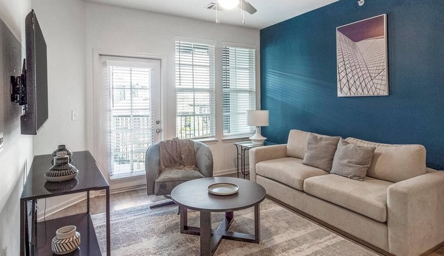 Landing | Stunning 1BD, Gym, Pool