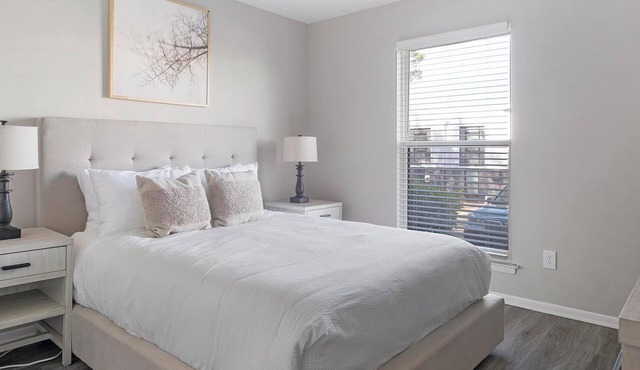 Landing | Stunning 2BD, Gym, Pool