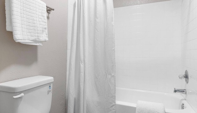 Landing | Stunning 2BD, Clubhouse, Pool