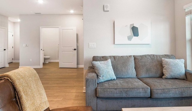 Landing | Stylish 1BD, Gym, Pool