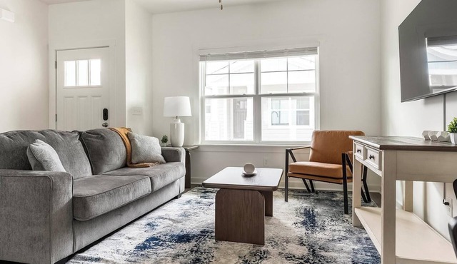 Landing | Stylish 2BD, Clubhouse, Pool