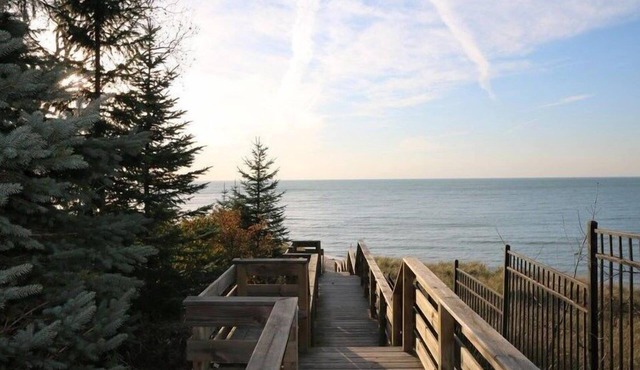 Large home Assoc Beach across street Firepit Scrnd Porches