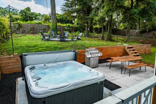 Large Modern Home Centrally located With Hot Tub