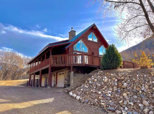 Large Off-Grid Luxury Cabin- creek land & views in McCammon