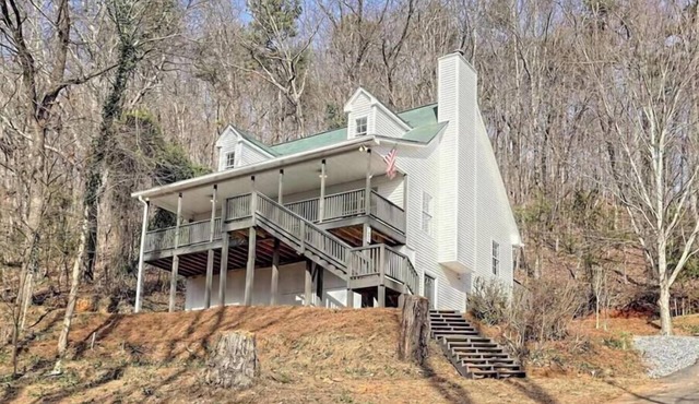 Last house on the Hill, Cleveland, GA. Near to Helen, water falls, hiking trails
