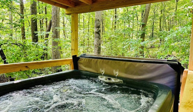Laurelwood Luxury Cabin Hot Tub