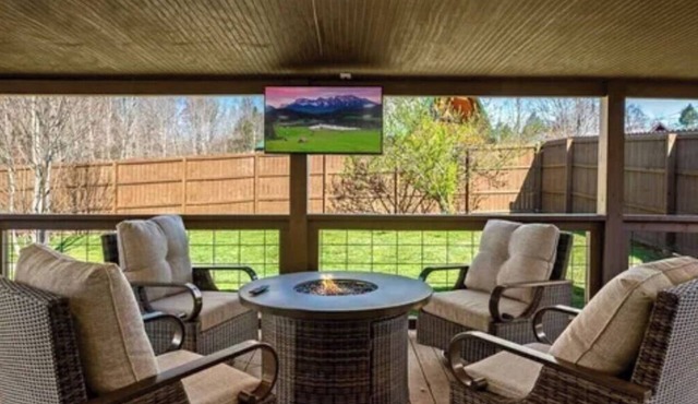 Laurelwood Retreat: RENTS TO FOUR ONLY, Beautiful View of Cove Mountain.