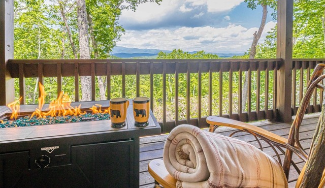 Lazy Bear Cabin - Breathtaking Mountain Views, Hot Tub & Fire Pit