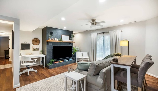 Lg Yard/Deck/2 Living Rooms/Home away from home/Everything you need/Comfy Beds