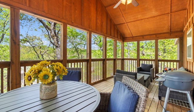 Lodge with Screened-In Porch-Free Tickets-Golf Course At Your Fingertips-Gated Community!